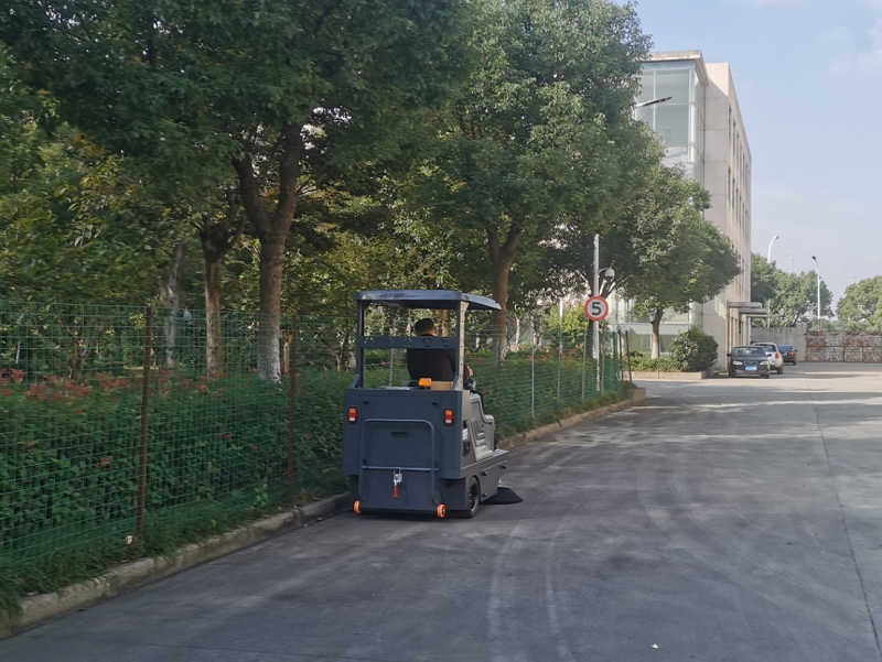 駕駛式掃地機的使用優勢 駕駛式掃地機的使用優勢