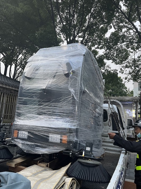 宿遷某科技公司選中御衛仕全封閉駕駛式掃地機DS10 宿遷某科技公司選中御衛仕全封閉駕駛式掃地機DS10