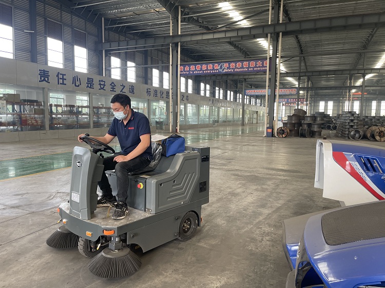 怎么選擇駕駛式掃地機 怎么選擇駕駛式掃地機